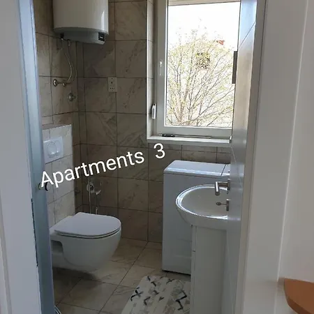 Leoalemar Apartman *