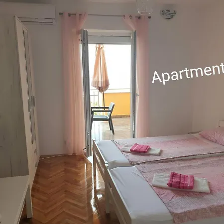 Leoalemar Apartman *
